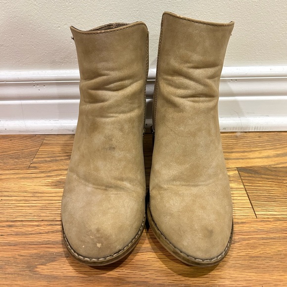 Women’s 2inch heel Tan faux leather ankle boots. - Picture 2 of 4